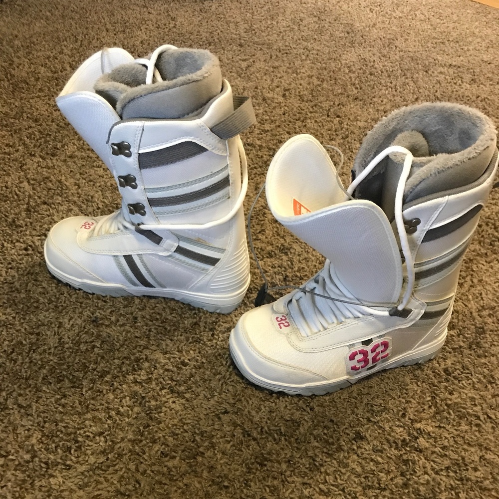 thirty two Women's Snowboard Boots sz 7